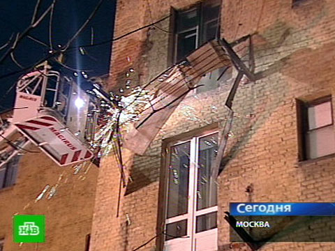 Балконы падали по принципу домино // нтв.ru.