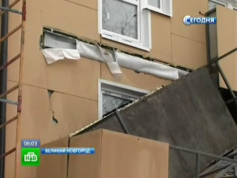 Снег обрушил балконы в заселенном ветеранами доме // видео нтв.ru.