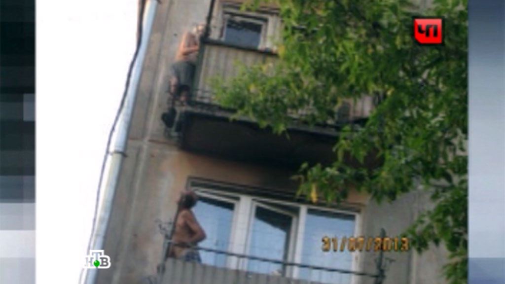 В иркутске пенсионер-лунатик чуть не упал с балкона // нтв.r.