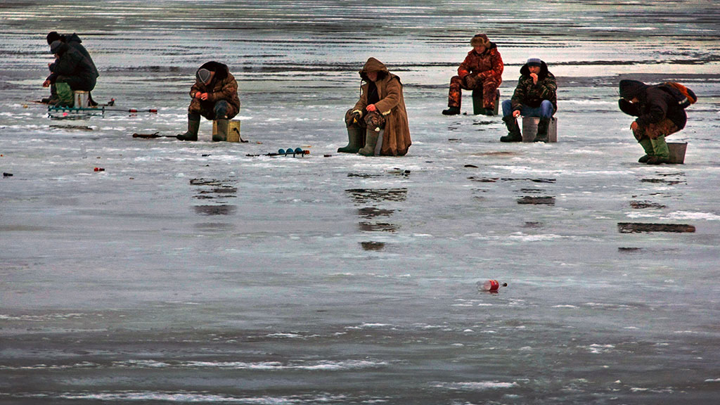 Мужчина провалился под лед во время рыбалки в подмосковной Дубне