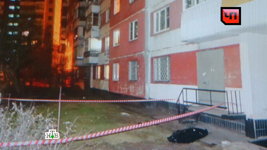 Пожилая москвичка рухнула с балкона после трех банок джин-то.
