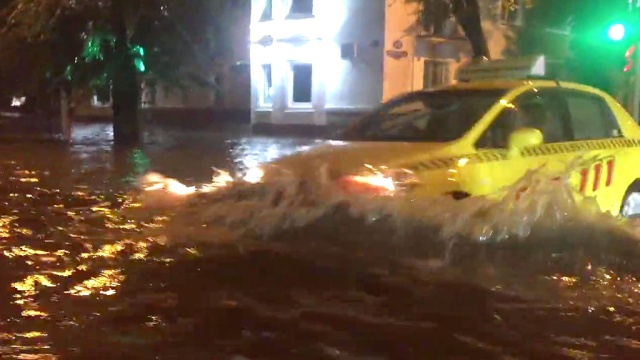 Мощный ливень превратил улицы Благовещенска в реки
