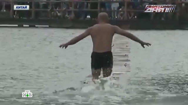 Монах из Шаолиня пробежал более ста метров по воде