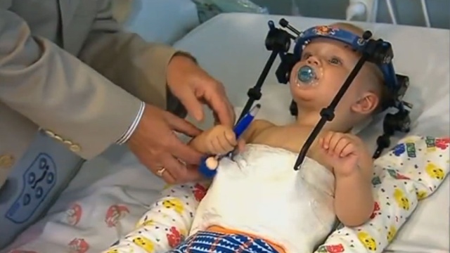 Настоящее чудо: медики спасли малыша, которому оторвало голову в ДТП  Подробнее на НТВ.Ru: http://www.ntv.ru/novosti/1544758/?fb#ixzz3ux5s4PcX Mal