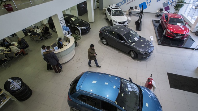 Продажи легковых автомобилей в России упали более чем на 30%. АвтоВАЗ автомобили