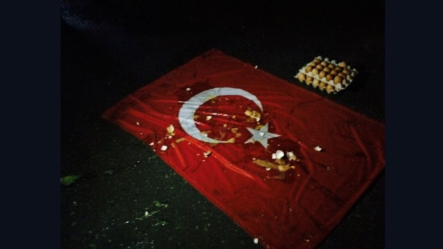 В Ульяновске сорвали с крыши и закидали яйцами турецкий флаг. митинги и протесты, Турция, Ульяновск. НТВ.Ru: новости, видео, программы телеканала НТВ