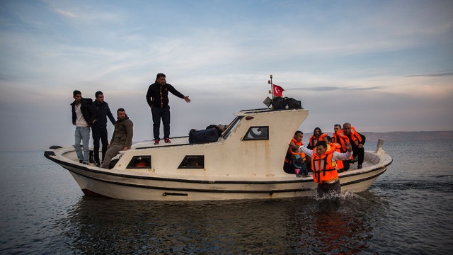 У берегов Турции затонула переполненная беженцами лодка. беженцы Греция дети и подростки Европейский союз кораблекрушения корабли и