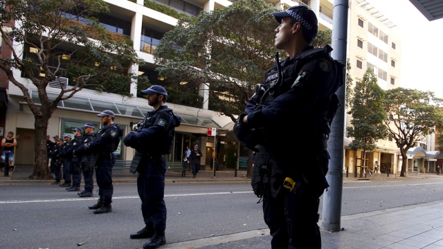 В Мельбурне вооруженный мужчина взял в заложники посетителей кафе. Австралия заложники полиция