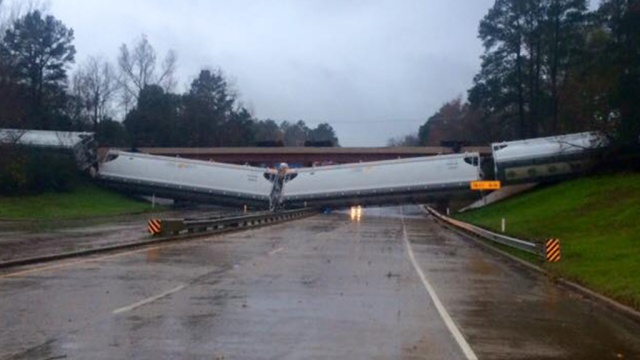 Сильный ветер сдул грузовой поезд с моста в Техасе. аварии на транспорте погода США