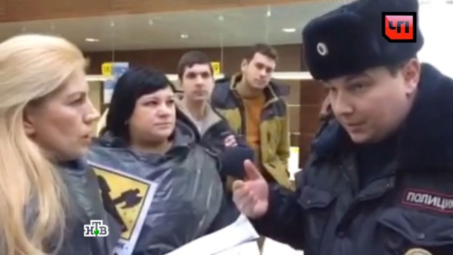 Валютные заемщики в мусорных пакетах штурмуют отделение Райффайзенбанка в Москве
