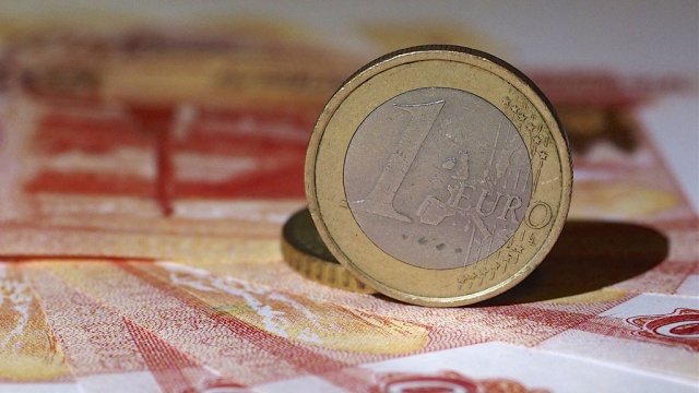 ЦБ поднял курс евро почти на 3 рубля. деловые