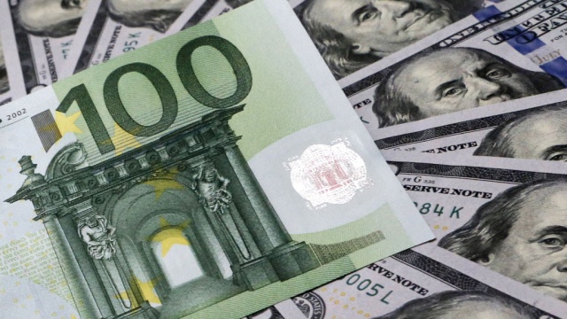 Официальный курс евро упал почти на 3 рубля. Центробанк деловые