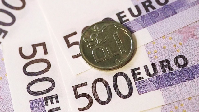 Биржевой курс евро рухнул почти на три рубля. валюта доллар евро рубль