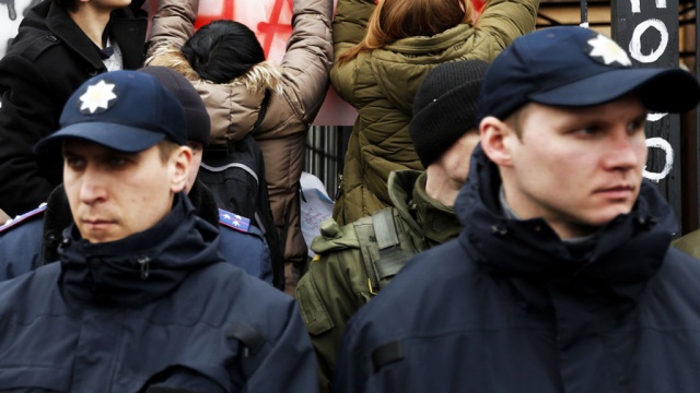 Беспорядки во Львове: российские дипломаты обвинили украинскую охрану в бездействии  