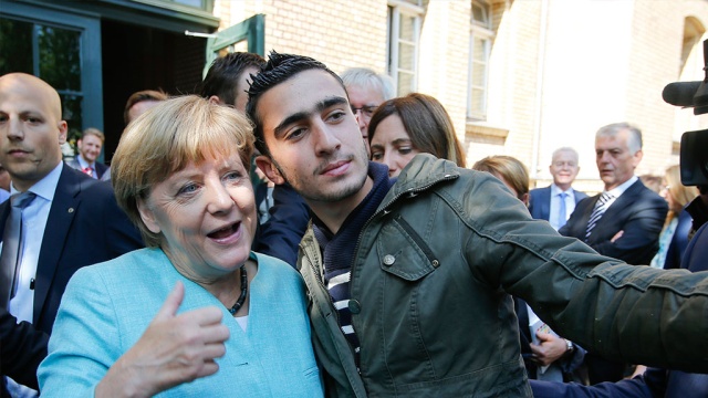 Меркель сделала селфи с бельгийским смертником.  Германия, Меркель, беженцы, терроризм.  НТВ.Ru: новости, видео, программы телеканала НТВ