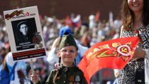 Миллионы россиян вышли на марш «Бессмертного полка».
Великая Отечественная война, День Победы, Путин, торжества и праздники.
НТВ.Ru: новости, видео, программы телеканала НТВ Миллионы россиян вышли на марш «Бессмертного полка».
Великая Отечественная война, День Победы, Путин, торжества и праздники.
НТВ.Ru: новости, видео, программы телеканала НТВ