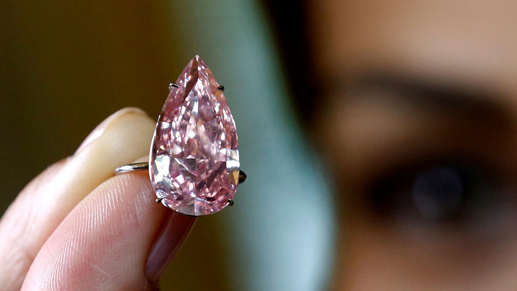 Уникальный розовый бриллиант пустили с молотка по рекордной цене