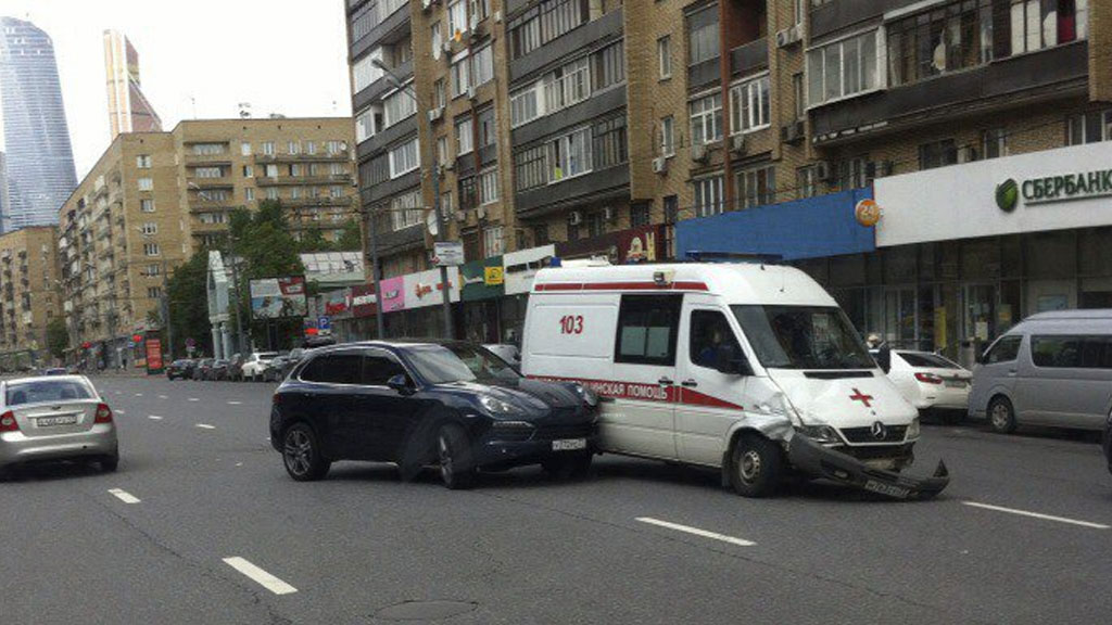 Порш врезался в машину скорой помощи в российской столице