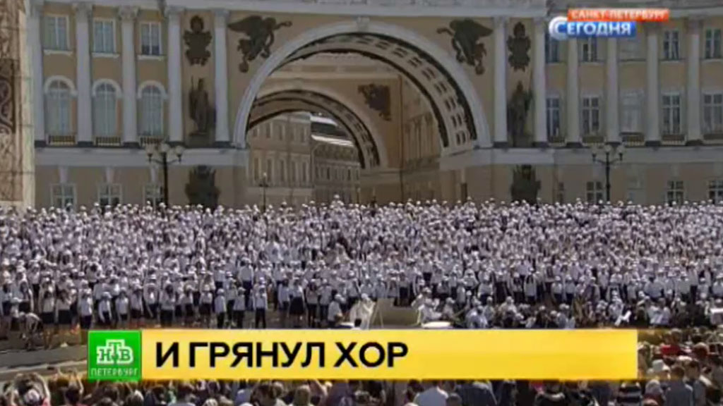 Тысячи детей спели в одном хоре на Дворцовой площади Петербурга