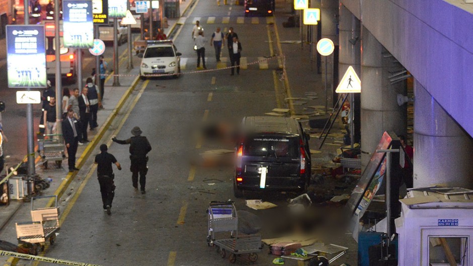 Жертвами теракта в Стамбуле стали 28 человек . 