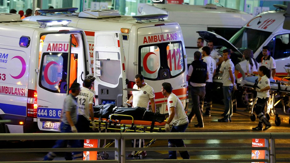 Жертвами теракта в Стамбуле стали 28 человек . 