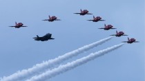 В Великобритании открылся авиасалон Фарнборо-2016.
самолеты.
НТВ.Ru: новости, видео, программы телеканала НТВ В Великобритании открылся авиасалон Фарнборо-2016.
самолеты.
НТВ.Ru: новости, видео, программы телеканала НТВ