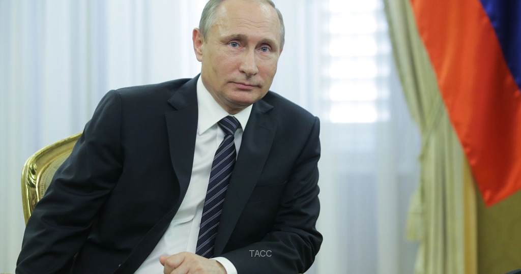 Путин с цветами с днем Путин с цветами с днем