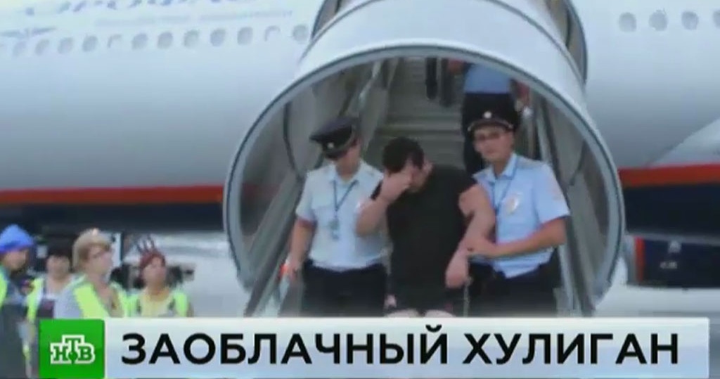 Связали скотчем полностью Связали скотчем полностью