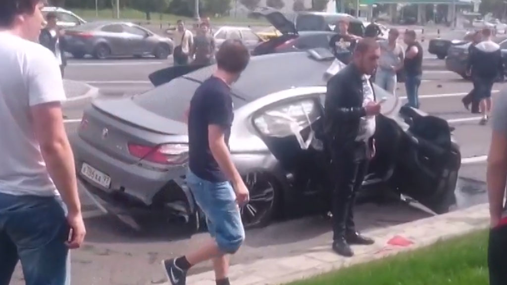 BMW врезался в дерево в Москве пострадали два человека