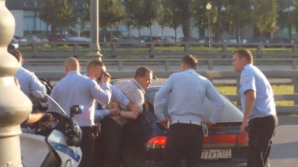 Полиция со стрельбой задержала водителя на северо-западе Москвы