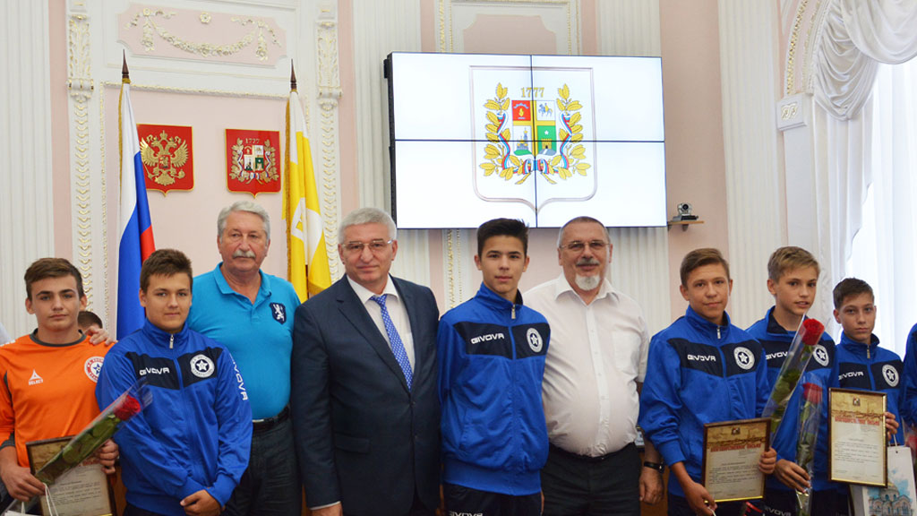 Андрей Джатдоев приветствовал молодых футболистов Ставрополя, попавших в норвежский скандал