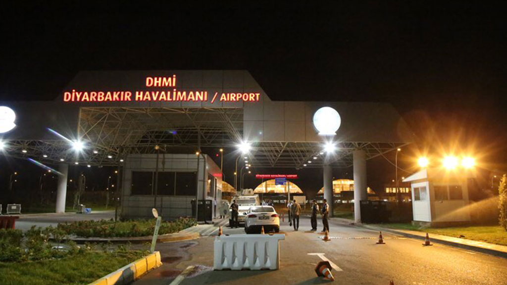 Аэропорт в Турции попал под обстрел ракетами
