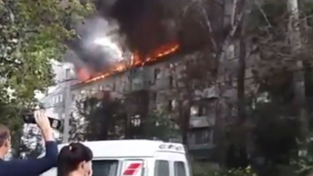 Не менее 1 000 квадратных метров выгорело на крыше пятиэтажки по Космической в Хабаровске
