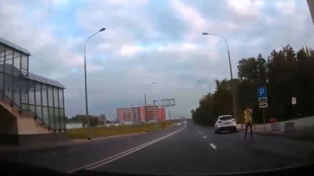 Голый мужчина в лесу