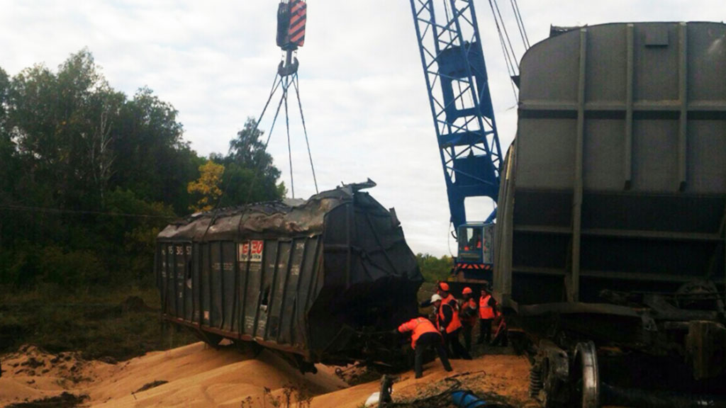 Под Саратовом поезд упал в реку из-за обрушения моста