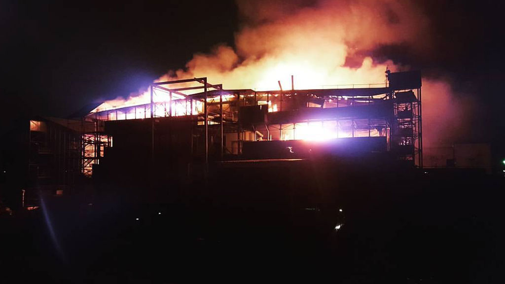 Пожар в Подмосковье: огонь оцепил 3500 кв. метров территории склада