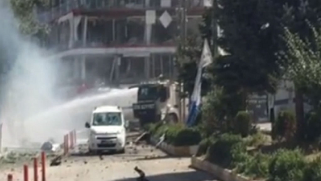Мощный взрыв прогремел у здания местной администрации в Турции