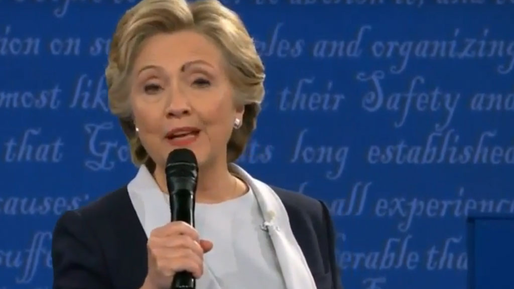 Во время дебатов с Трампом на лицо Клинтон присела муха: видео