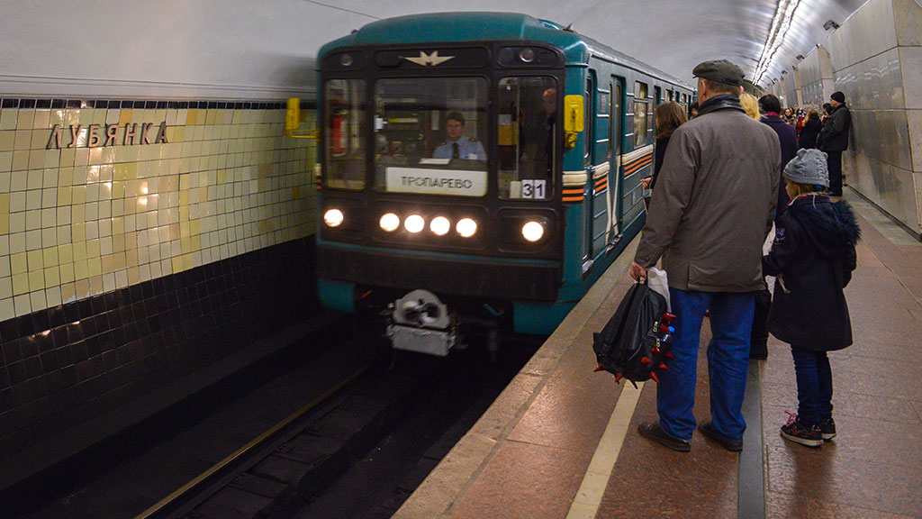 Попавший под поезд метро в столице России мужчина госпитализирован