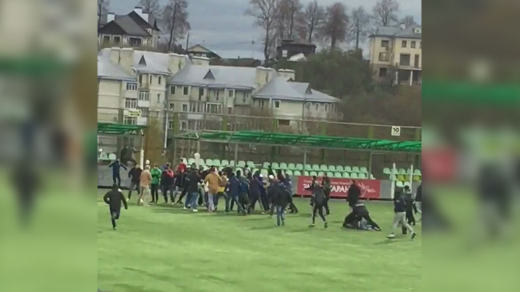 Во Владимире футбольные фанаты устроили драку на поле в перерыве матча