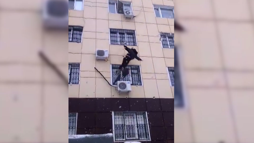 Жительница Тюмени выпала из окна четвертого этажа и выжила: видео