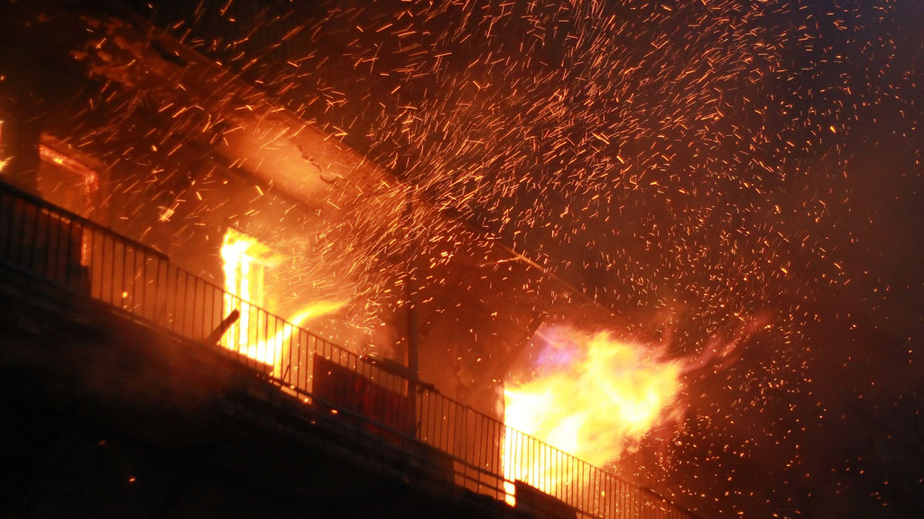 В центре Ростова полыхает четырехэтажный дом