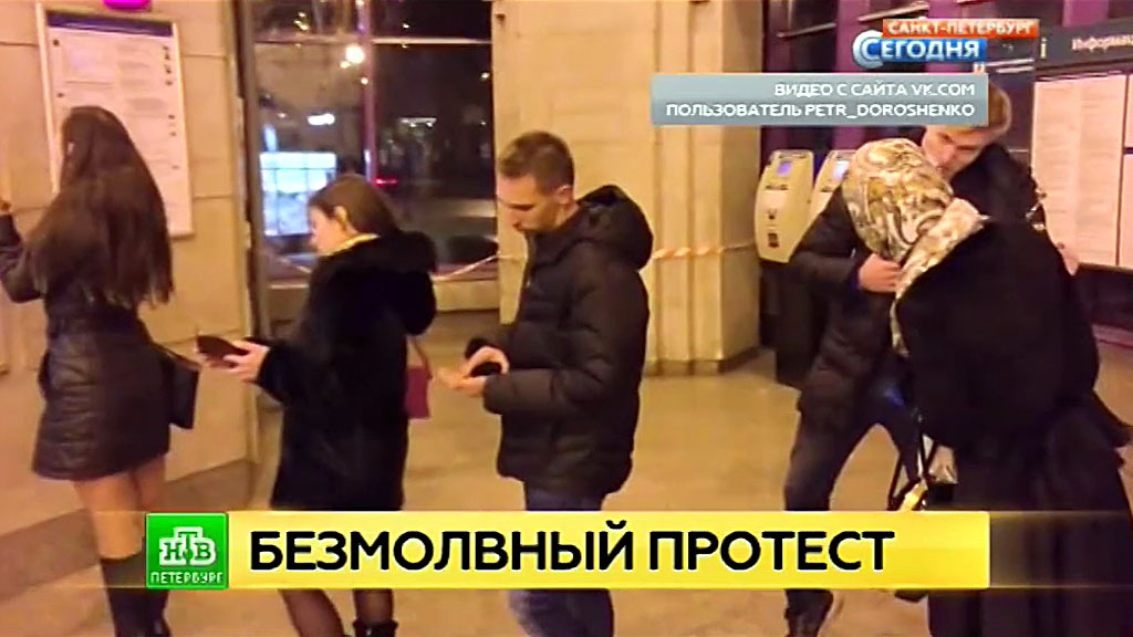 В петербургском метро устроили флешмоб Mannequin Challenge о подорожании проезда В петербургском метро устроили флешмоб Mannequin Challenge о подорожании проезда