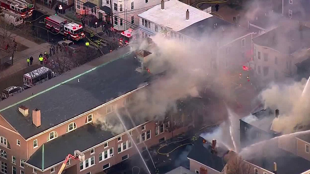 CBS: в пригороде Бостона вспыхнул интенсивный пожар