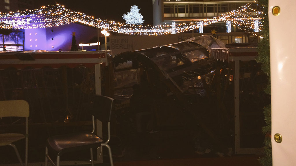 Минимум 9 человек погибли при наезде фургона на рождественскую ярмарку в Берлине