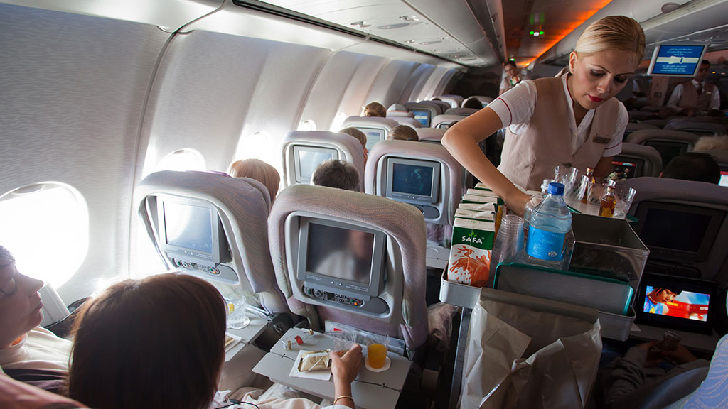 Реализацию спиртных напитков на борту самолетов легализуют