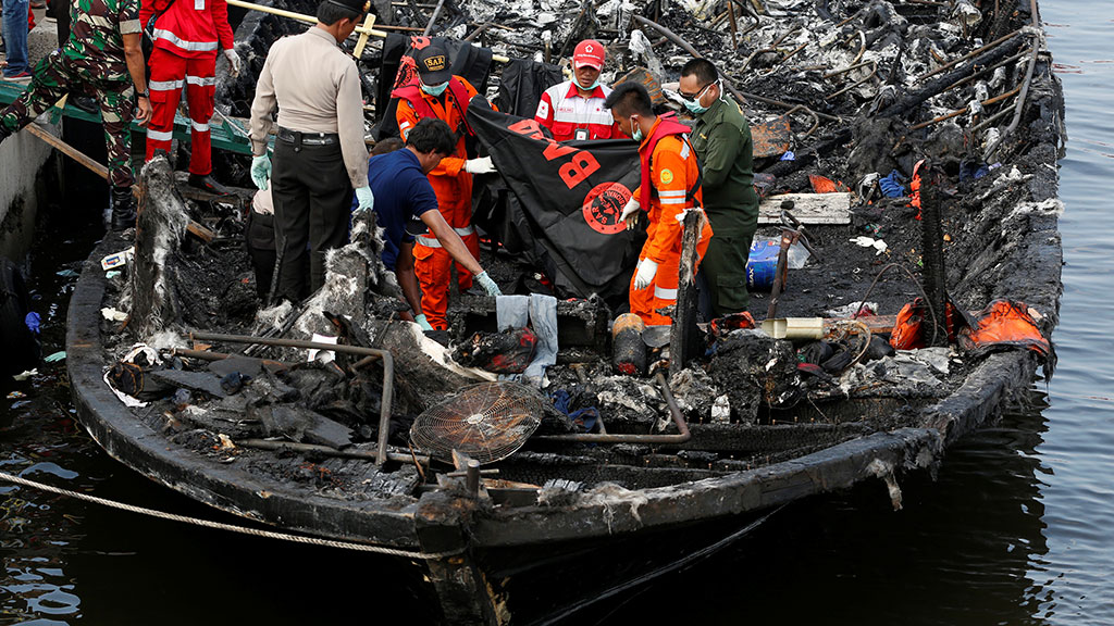 В итоге пожара на пароме в Индонезии погибли 23 человека