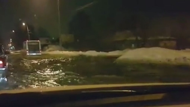 Авария водопровода в Ярославле превратила проспект в бурлящую реку.
Ярославль, аварии в ЖКХ, автомобили.
НТВ.Ru: новости, видео, программы телеканала НТВ Авария водопровода в Ярославле превратила проспект в бурлящую реку.
Ярославль, аварии в ЖКХ, автомобили.
НТВ.Ru: новости, видео, программы телеканала НТВ