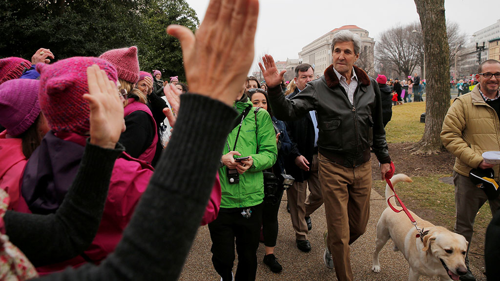 Джон Керри с собакой присоединились к «Маршу женщин» против Трампа