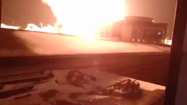Взрыв и пожар на АЗС в пригороде Махачкалы попали на видео.
МЧС, Махачкала, бензин, взрывы, пожары.
НТВ.Ru: новости, видео, программы телеканала НТВ Взрыв и пожар на АЗС в пригороде Махачкалы попали на видео.
МЧС, Махачкала, бензин, взрывы, пожары.
НТВ.Ru: новости, видео, программы телеканала НТВ